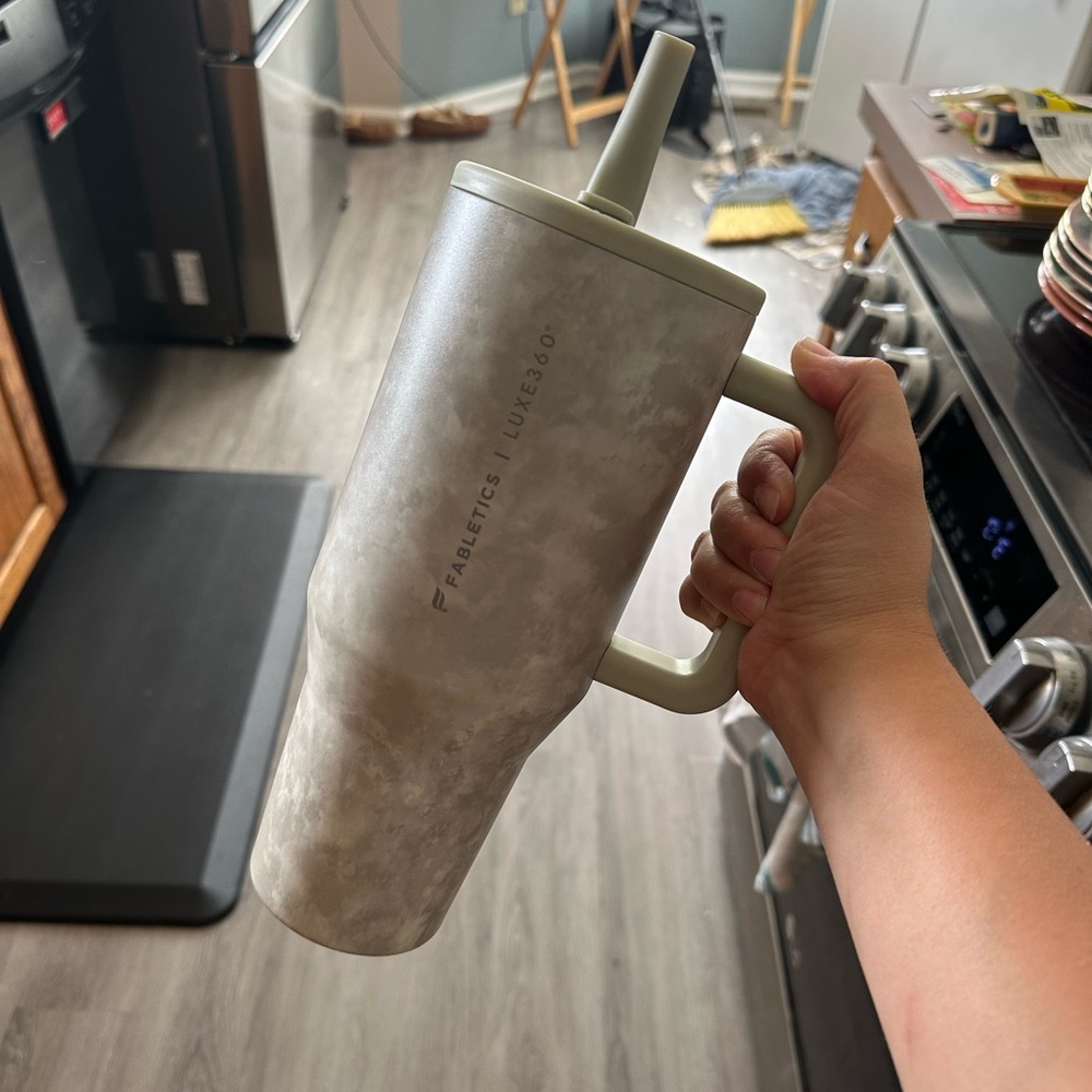Fabletics x Hydrojug
